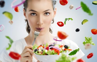 Frau fragt sich, welche Lebensmittel sie während der Keto DIät an Lebensmitteln essen darf